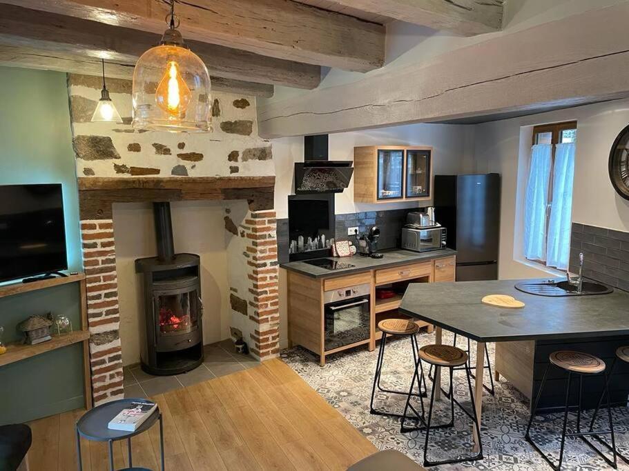 Maison De Village Avec Vue 4/5 Personnes Lou Rouchou Voutezac Exterior foto